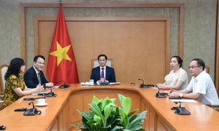 Phó Thủ tướng, Bộ trưởng Ngoại giao Bùi Thanh Sơn trong cuộc điện đàm với Phó Chủ tịch EC ngày 15/4. (Ảnh: Mofa)