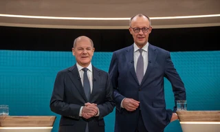 Thủ tướng Đức Olaf Scholz ̣(trái) và ứng viên thủ tướng của CDU Friedrich Merz trong cuộc tranh luận trực tiếp trên truyền hình ngày 9/2. (Ảnh: AP)