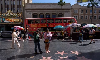 Khách du lịch đi theo Đại lộ Danh vọng Hollywood ở Los Angeles ngày 4/4. (Ảnh: AP)