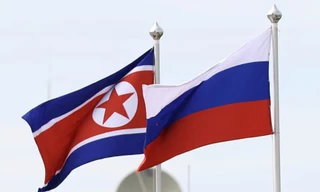 Quốc kỳ Nga và Triều Tiên. (Ảnh: KCNA)