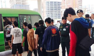 Hơn 200 người nước ngoài được giải cứu khỏi 2 trung tâm lừa đảo ở Poipet, Campuchia, trong chiến dịch truy quét gần đây. (Ảnh: Khmer Times)