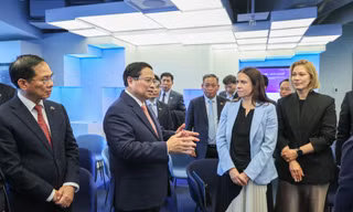 Thủ tướng Phạm Minh Chính trao đổi với đại diện Trung tâm e-Estonia. Ảnh: VGP 
