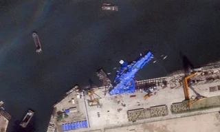 Ảnh vệ tinh cho thấy con tàu bị phủ bạt xanh sau khi xảy ra tai nạn. (Ảnh: CSIS)