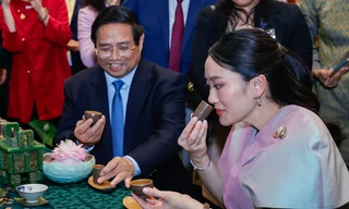 Thủ tướng Phạm Minh Chính cùng Thủ tướng Thái Lan tham quan triển lãm hàng thủ công mỹ nghệ 