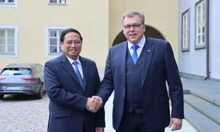 Thủ tướng Phạm Minh Chính và Chủ tịch Quốc hội Estonia Lauri Hussar. Ảnh: VGP