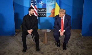 Tổng thống Mỹ Donald Trump và Tổng thống Ukraine Volodymir Zelensky trong cuộc gặp bên lề hội nghị thượng đỉnh NATO tại Hà Lan ngày 25/6. (Ảnh: Reuters)