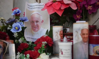 Nến và ảnh của Giáo hoàng Francis được đặt trước bệnh viện Agostino Gemelli tại Rome ngày 22/2 để cầu nguyện cho Giáo hoàng. (Ảnh AP)