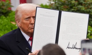 Tổng thống Donald Trump giơ sắc lệnh mà ông đã ký khi thông báo chính sách thuế mới tại Vườn Hồng của Nhà Trắng ngày 2/4. (Ảnh: AP)