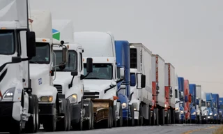 Xe tải xếp hàng chờ vào Mỹ từ Mexico ngày 26/11 (Ảnh: Reuters)