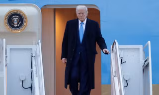 Tổng thống Donald Trump bước xuống cầu thang chiếc Không lực Một khi đến Căn cứ Andrews ngày 6/4. (Ảnh: AP)