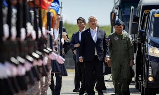 Bộ trưởng Quốc phòng Nhật Bản Gen Nakatani trong chuyến thăm một căn cứ hải quân của Philippines ngày 23/2. (Ảnh: Reuters)