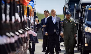 Bộ trưởng Quốc phòng Nhật Bản Gen Nakatani trong chuyến thăm một căn cứ hải quân của Philippines ngày 23/2. (Ảnh: Reuters)