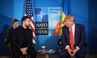 Tổng thống Mỹ Donald Trump và Tổng thống Ukraine Volodymir Zelensky trong cuộc gặp bên lề thượng đỉnh NATO tại Hà Lan ngày 25/6. (Ảnh: Reuters)