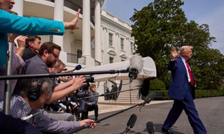 Tổng thống Donald Trump đi bộ lên trực thăng Marine One sau khi phát biểu với các phóng viên tại Nhà Trắng ngày 3/4. (Ảnh: AP)