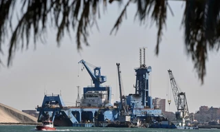 Tàu nạo vét của Ai Cập đi qua kênh đào Suez ngày 16/4. (Ảnh: AP) 