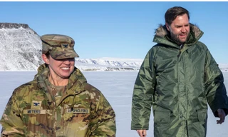 Đại tá Susan Myers và Phó Tổng thống Vance tại Greenland ngày 28/3. (Ảnh: Reuters)