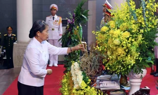 Bà Men Sam On, Phó Chủ tịch Đảng Nhân dân Campuchia (CPP), Chủ tịch Hội đồng quốc gia Mặt trận đoàn kết Phát triển Tổ quốc Campuchia, Chủ tịch Hội hữu nghị Campuchia - Việt Nam, viếng viếng Chủ tịch nước Trần Đức Lương. Ảnh: TTXVN