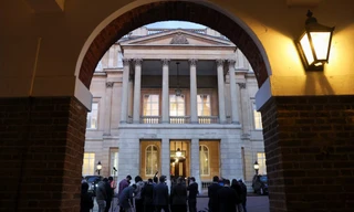 Các phóng viên chờ bên ngoài Lancaster House, nơi diễn ra cuộc đàm phán giữa hai phái đoàn Mỹ và Trung Quốc tại London. (Ảnh: Reuters)