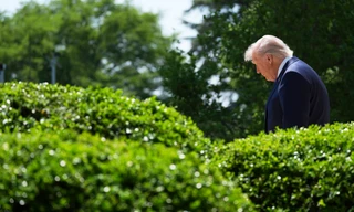 Tổng thống Donald Trump đến phát biểu trong sự kiện ở Vườn Hồng của Nhà Trắng ngày 1/5. (Ảnh: AP)