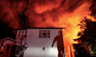 Quê nhà bị lửa bao vây, Phó Tổng thống Mỹ Harris huỷ chuyến công du cuối cùng