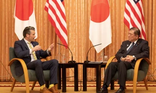 Bộ trưởng Quốc phòng Mỹ Pete Hegseth trong cuộc gặp Thủ tướng Nhật Shigeru Ishiba ngày 30/3. (Ảnh: Reuters)