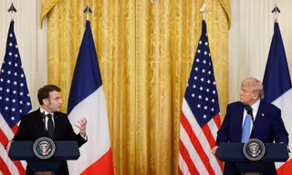 Tổng thống Mỹ Donald Trump và người đồng cấp Pháp Emmanuel Macron trong cuộc họp báo chung ngày 24/2. (Ảnh: AP)
