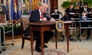 Tổng thống Mỹ Donald Trump ký sắc lệnh ngày 20/3. (Ảnh: AP)