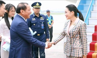 Bộ trưởng Bộ Văn hóa, Thể thao và Du lịch Nguyễn Văn Hùng đón Thủ tướng Thái Lan Paetongtarn Shinawatra tại sân bay Nội Bài. Ảnh: TTXVN