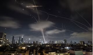 Hệ thống phòng không Israel đánh chặn tên lửa Iran bắn vào Tel Aviv ngày 18/6. (Ảnh: AP)