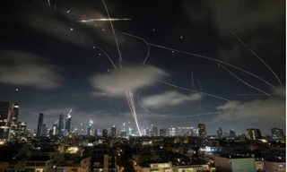 Hệ thống phòng không Israel đánh chặn tên lửa Iran bắn vào Tel Aviv ngày 18/6. (Ảnh: AP)