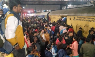 Cảnh tượng đông đúc trong ga tàu ở New Delhi ngày 15/2. (Ảnh: AP)