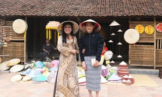 Phu nhân hai Thủ tướng Việt Nam và Singapore đội nón lá, thăm Bảo tàng Dân tộc học