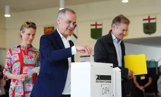 Thủ tướng Canada Mark Carney bỏ phiếu ở Ottawa ngày 28/4. (Ảnh: AP)