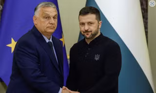 Thủ tướng Hungary Viktor Orban và Tổng thống Ukraine Volodymir Zelensky bắt tay tại cuộc họp báo chung ở Kiev tháng 7/2024. (Ảnh: Reuters)