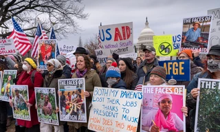 Đám đông biểu tình phản đối cắt giảm viện trợ nhân đạo và đóng cửa USAID trước tòa nhà quốc hội Mỹ ngày 5/2. (Ảnh: AP)