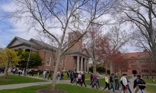 Trong khuôn viên ĐH Harvard. (Ảnh: PBS)