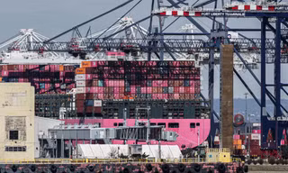 Các container hàng hoá tại cảng New York. (Ảnh: Reuters)