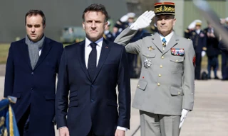 Tổng thống Pháp Emmanuel Macron trong chuyến thăm căn cứ không quân. (Ảnh: Getty)