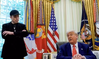Tỷ phú Elon Musk đứng cạnh Tổng thống Trump khi vẫn là cố vấn của chính phủ. (Ảnh: WSJ)