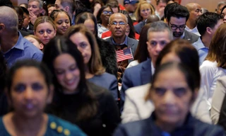 Những người nhập cư chờ vào lễ nhập tịch tại Thư viện Tổng thống John F. Kennedy ở Boston, Massachusetts, ngày 11/3. (Ảnh: Reuters)