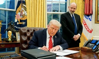 Tổng thống Mỹ Donald Trump ký sắc lệnh tại Phòng Bầu dục ngày 10/2. (Ảnh: CNN)