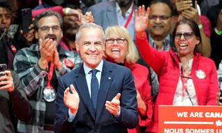 Thủ tướng Canada Mark Carney (giữa) ăn mừng chiến thắng sau cuộc tổng tuyển cử. (Ảnh: AP)