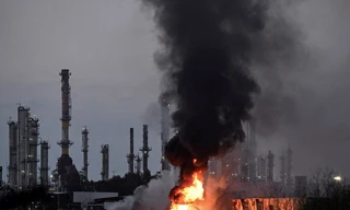 Một địa điểm ở Haifa, Israel, bốc cháy sau khi bị Iran tấn công. (Ảnh: Reuters)