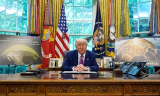 Tổng thống Mỹ Donald Trump phát biểu tại Phòng Bầu dục ngày 20/5, khi ngồi bên cạnh mô hình về hệ thống Golden Dome. (Ảnh: AP)