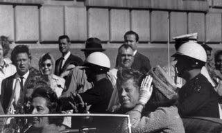 Tổng thống John F. Kennedy và Đệ nhất phu nhân Jacqueline Kennedy đi qua thành phố Dallas ngày 22/11/1963. (Ảnh: AP)