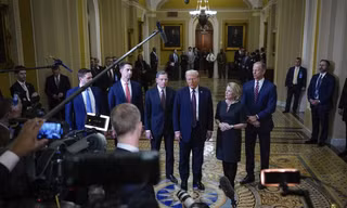 Tổng thống đắc cử Mỹ Donald Trump phát biểu với báo chí tại Đồi Capitol ngày 8/1. (Ảnh: AP)