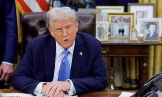 Tổng thống Mỹ Donald Trump nói chuyện với báo chí khi ký sắc lệnh ở Nhà Trắng ngày 31/1. (Ảnh: Reuters)