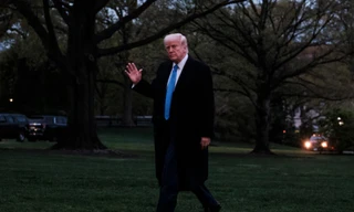 Tổng thống Mỹ Donald Trump đi trên bãi cỏ Nhà Trắng ngày 6/4. (Ảnh: Washington Post)