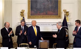 Tổng thống Mỹ Donald Trump dự hội nghị thượng đỉnh về tiền điện tử tại Nhà Trắng ngày 7/3. (Ảnh: Reuters)