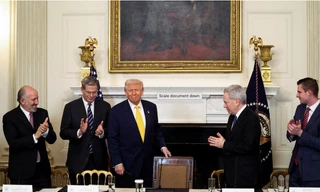 Tổng thống Mỹ Donald Trump dự hội nghị thượng đỉnh về tiền điện tử tại Nhà Trắng ngày 7/3. (Ảnh: Reuters)